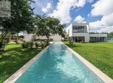 Casa · 250m² · 3 Recámaras · 2 Estacionamientos · Casa en Venta con Alberca en Priv Zendera Conkal 3 Rec. C/baño, Paneles Solares, Amueblada
