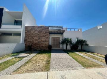 Casa · 310m² · 3 Recámaras · 2 Estacionamientos · Casa en Renta "Lomas de Juriquilla" con Recamara Principal en Planta Baja
