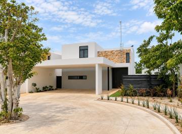 Casa · 308m² · 4 Recámaras · 3 Estacionamientos · | Casa en Renta de 4 Habitaciones en Privada Residencial |