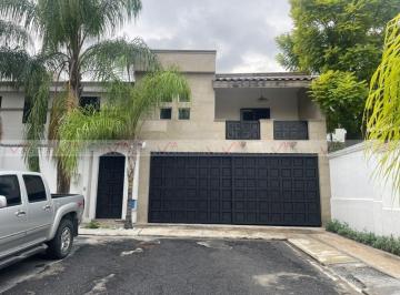 Casa · 200m² · 3 Recámaras · 4 Estacionamientos · Casa en Renta en Cerradas de Cumbres
