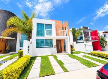 Casa · 283m² · 4 Recámaras · 2 Estacionamientos · Casa en Venta en Cumbres del Lago