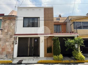 Casa · 200m² · 4 Recámaras · 1 Estacionamiento · Casa en Venta en Paseos de Churubusco | 3 Recámaras + Estudio Independiente