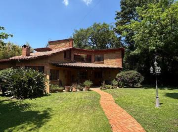 Casa · 345m² · 2 Recámaras · 2 Estacionamientos · Renta Hermosa Propiedad en Tepoztlán