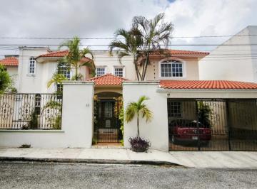Casa · 307m² · 3 Recámaras · 2 Estacionamientos · Casa Sola con Alberca Privada en Supermanzana 50