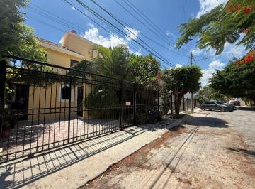 Casa · 3 Recámaras · 2 Estacionamientos · Vendo Casa Centrica de 3 Rec en Sm 46 y Av Luna