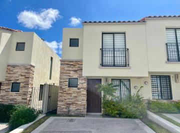 Casa · 120m² · 3 Recámaras · 2 Estacionamientos · Casa en Renta Capital Sur Privada Alberca Seguridad Cerca Zona Industrial Quintana