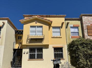 Fachada principal, es la planta alta · Hermoso Departamento Renovado