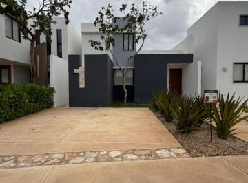 Casa de 3 habitaciones, Mérida · Confortable Residencia con Gran Terreno con 3 Recamaras, con Seguridad y Amenidades