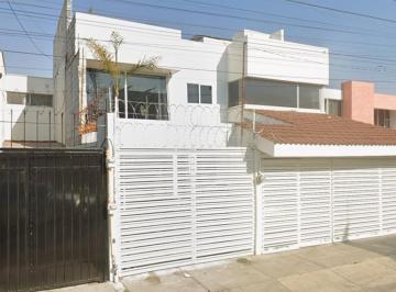 Casa de 4 habitaciones, Puebla · Casa en Jardines de San Manuel, Puebla, con 2 Jardines, Cerca de Parque, Escuela, Hospital y Plazas.