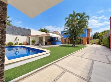 Casa · 324m² · 5 Recámaras · 4 Estacionamientos · Casa Estilo Cuernavaca en Venta en Fracc. Junto Al Río, Temixco, Morelos.