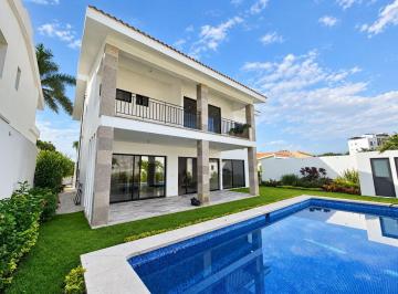 Casa · 350m² · 5 Recámaras · 3 Estacionamientos · Casa - Residencia Nueva en Club de Golf Paraiso Country, Emilano Zapata Morelos.