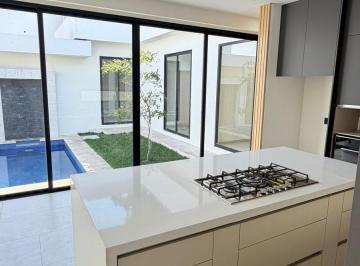 Casa · 188m² · 2 Estacionamientos · Casa de un Nivel en Zona Dorada