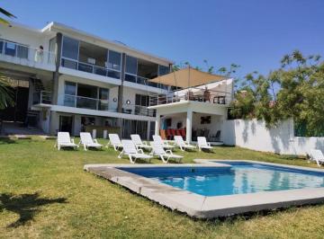Casa · 507ha · 6 Recámaras · 4 Estacionamientos · Renta Casa Para Fin de Semana $13,900 en Tequesquitengo! Clave Rcs778
