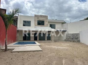 Casa · 254m² · 4 Recámaras · 2 Estacionamientos · Casa en Venta en Morelos, Delicias, Cuernavaca