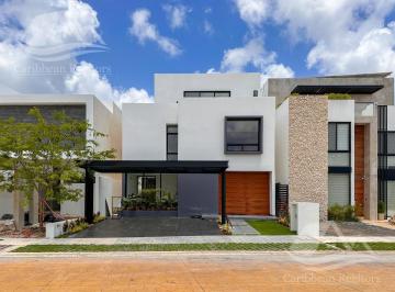 Casa · 293m² · 4 Recámaras · 3 Estacionamientos · Casa en Venta en Residencial Rio Cancun