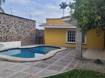 Casa de 3 habitaciones, Cuernavaca · Casa Sola con Alberca Bmen Buena Zona