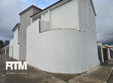 Casa · 260m² · 3 Recámaras · 2 Estacionamientos · Casa en Esquina en Renta en Villamagna, Sobre Av Via Aurea