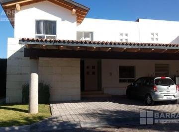 Casa · 295m² · 3 Recámaras · 2 Estacionamientos · Casa en Renta en Lomas del Campanario I