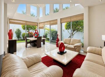 Casa en condominio de 4 habitaciones, Zapopan · Casa en Venta en Jardín Real, Zapopan | 4 Recámaras, Doble Altura y Jardín