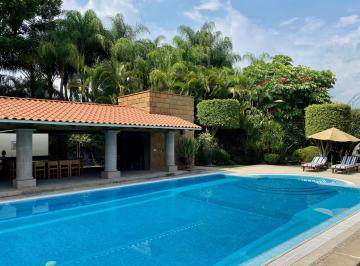 Casa · 1551m² · 5 Recámaras · 4 Estacionamientos · Casa Apantles