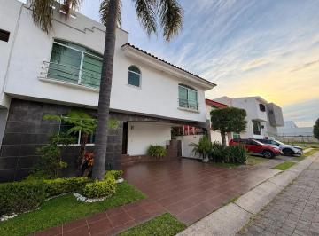 Casa de 4 habitaciones, Zapopan · Casa en Venta en Jardín Real con Terraza, Jardín y 4 Recámaras