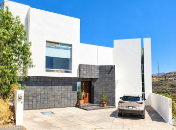 Casa · 323m² · 3 Recámaras · 4 Estacionamientos · Casa en Renta o Venta en Real de Juriquilla