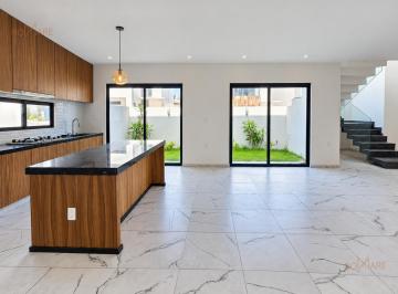 Casa · 206m² · 4 Recámaras · 2 Estacionamientos · Casa en Esquina con 4 Recámaras | Lomas de La Rioja