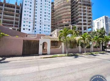 Casa · 395m² · 4 Recámaras · 3 Estacionamientos · Casa Amplia en Venta en Fraccionamiento Flamingos