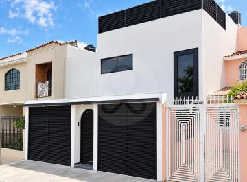 Fachada moderna bajo cielo azul.png · Casa en Venta en Residencial Moctezuma Poniente
