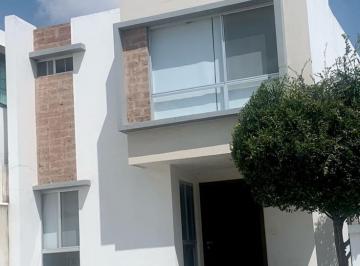 Casa · 121m² · 3 Recámaras · 2 Estacionamientos · Casa en Renta Condominio "Praga" Residencial El Refugio Queretaro