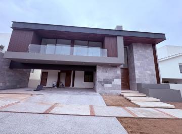 Casa de 4 habitaciones, San Luis Potosí · Excelente Casa en Venta en Club de Golf Cuenta con 4 Habitaciones, Alberca, Jardín y Cuarto de Cine
