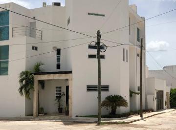 Casa en condominio de 3 habitaciones, Campeche · Residencia 445 m² en Esquina, Lomas de Las Flores II, Gimnasio y Estudio