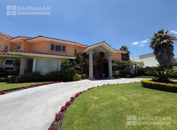Casa · 1066m² · 5 Recámaras · 4 Estacionamientos · Casa en Venta en El Campanario