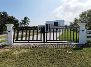 Casa · 2000m² · 3 Recámaras · 6 Estacionamientos · Casa - La Rivera