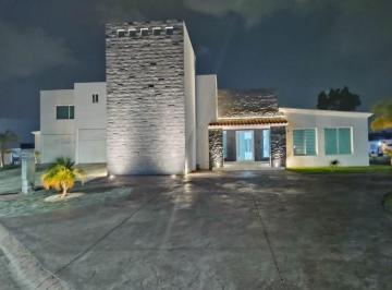 Casa · 538m² · 3 Recámaras · 8 Estacionamientos · Venta de Casa a Precio de Oportunidad en Jardínes del Lago Guascalientes