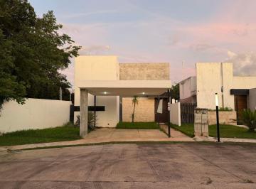 Casa de 3 habitaciones, Conkal · Casa de 3 Habitaciones con Alberca Propia en Privada.