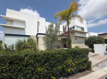 Casa en condominio en Renta de 4 habitaciones El Campanario · Preciosa Casa de Esquina en El Campanario