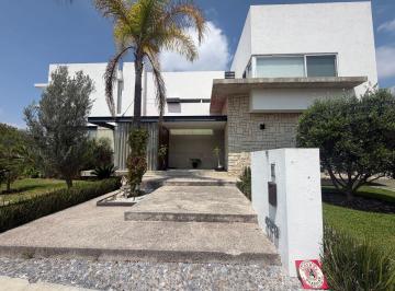 Casa en condominio de 4 habitaciones, Querétaro · Preciosa Casa de Esquina en Venta