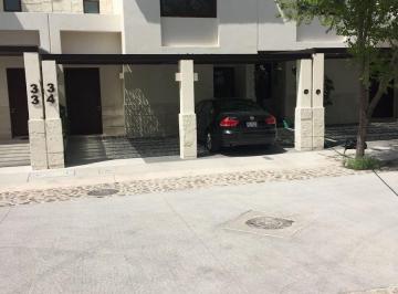 Casa · 911m² · 4 Recámaras · 2 Estacionamientos · Casa en Venta o Renta Condominio "Unico" Residencial El Refugio 4 Recamaras Queretaro