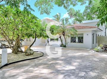 Casa · 302m² · 3 Recámaras · 5 Estacionamientos · Casa en Venta en Cancun en Alamos I con 3 Recámaras y Amplio Jardín