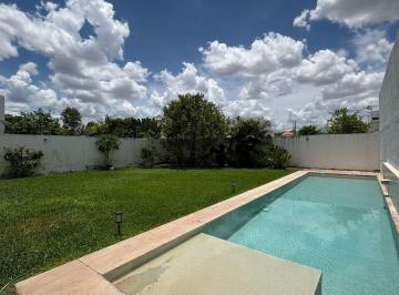 Casa · 224m² · 3 Recámaras · 3 Estacionamientos · Hermosa Casa en Conkal con Gran Jardín y Alberca
