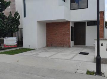 Casa de 4 habitaciones, Celaya · Casa en Venta en Castela Residencial en Celaya, Guanajuato.