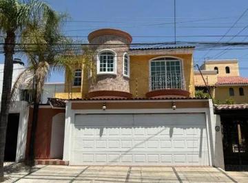 Casa · 405m² · 6 Recámaras · 3 Estacionamientos · Casa en Venta en Col. Arcos de Guadalupe, Zapopan, Jal.