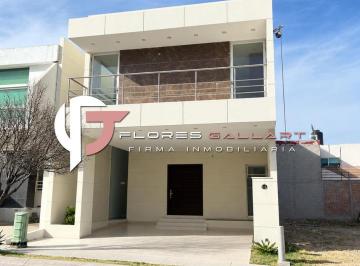 Casa en condominio · 175m² · 3 Recámaras · 2 Estacionamientos · Casa en Renta en Fracc. Ruscello Al Norponiente de La Ciudad de Aguascalientes
