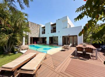 Casa · 350m² · 3 Recámaras · 3 Estacionamientos · Casa en Venta en Residencial Exclusivo Club de Golf Santa Fe Xochitepe