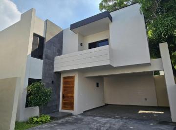Casa · 220m² · 3 Recámaras · 2 Estacionamientos · Casa de Lujo en Unidad Nacional
