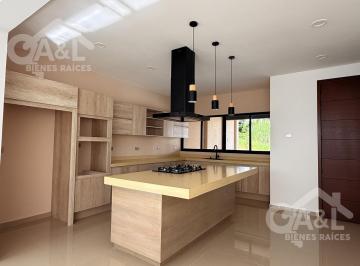 Casa · 220m² · 3 Recámaras · 2 Estacionamientos · Hermosa Casa en Venta en La Finca de Las Cumbres