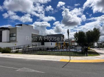 Casa en condominio de 2 habitaciones, El Marqués · ¡Disfruta Vivir Frente Al Parque en Zizana! Esta Casa de Tres Niveles Combina Espacios Funcionales.