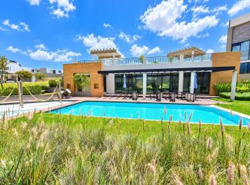 Casa · 305m² · 3 Recámaras · 2 Estacionamientos · Casa en Venta en Cumbres del Lago en Condominio