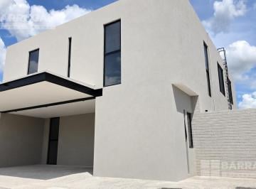Casa · 320m² · 2 Recámaras · 2 Estacionamientos · Casa en Renta en Lomas del Campanario Norte, Condominio San Felipe